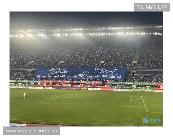 穆里奇点射破门后指向看台，致敬主场球迷